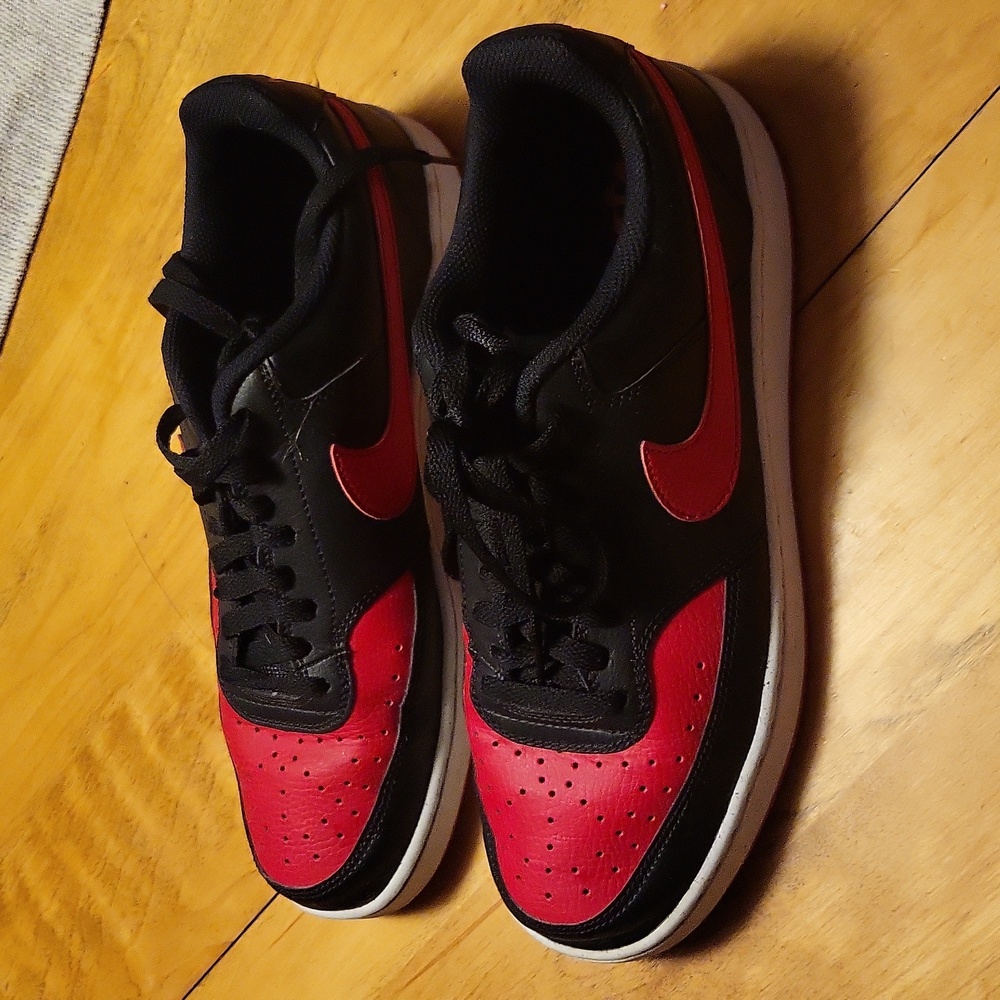 Mens Nike Court Vision leather sneaker 10.5, barwly worn, great condition